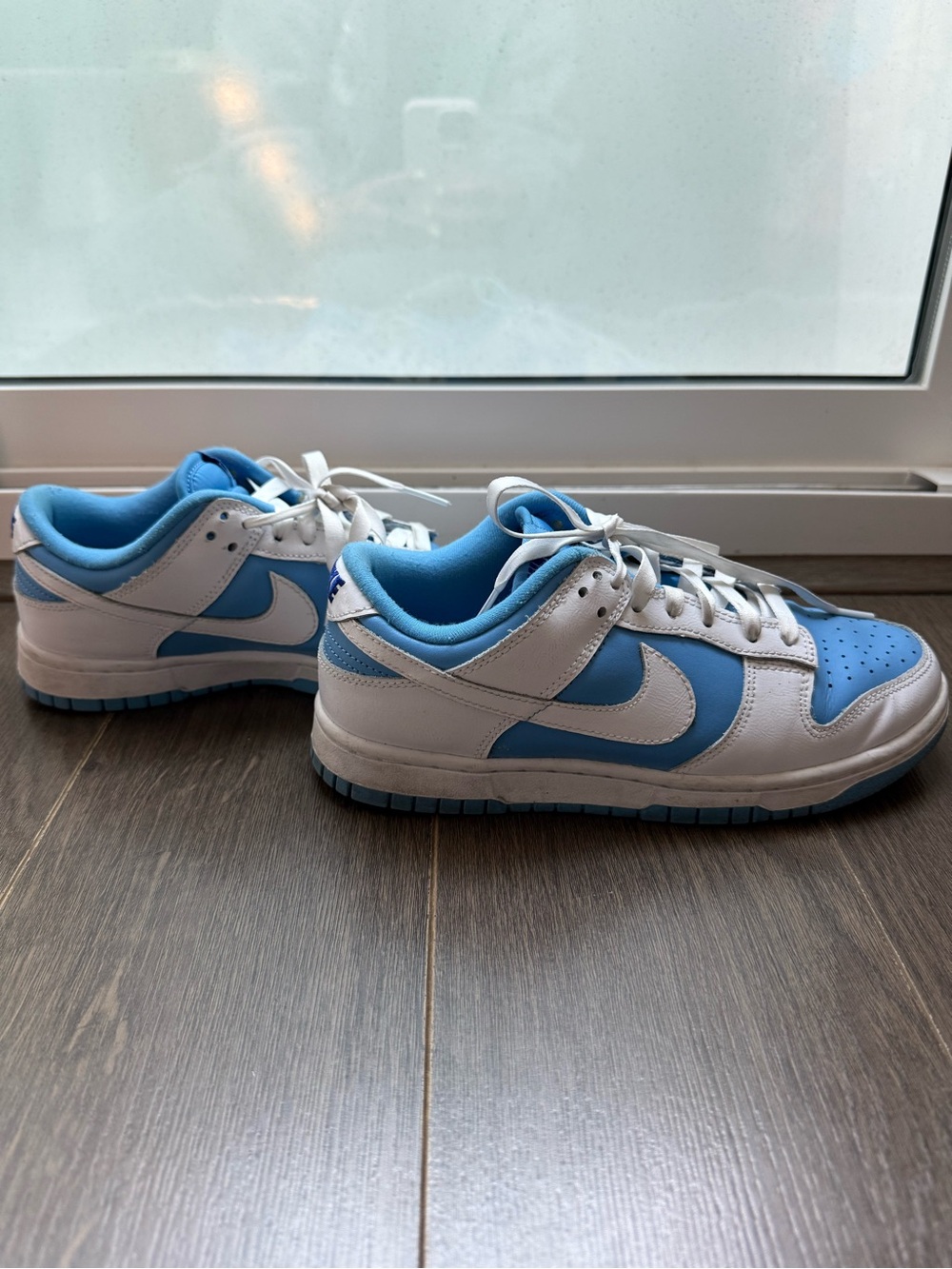 Nike Low Top Sneakers in White & University Blue